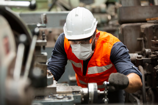 現場でいがしく働く人